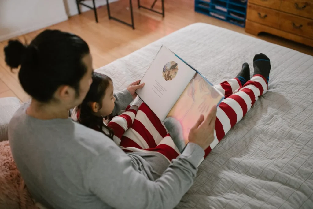 Ailece kitap okuma — temsili stok fotoğraf
